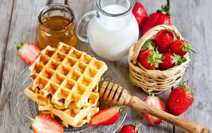 Fondo de pantalla de Waffles fresas leche miel — Detallado Fondos de pantalla