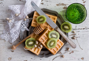 Fondo de pantalla de Waffles Kiwi Flat Lay — Detallado Fondos de pantalla