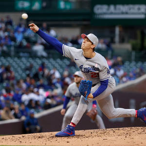 Walker Buehler lanzando la pelota — 1:1 Fondos de pantalla