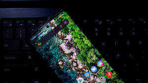 Xiaomi Smartphone sobre Teclado — Xiaomi Fondos de pantalla